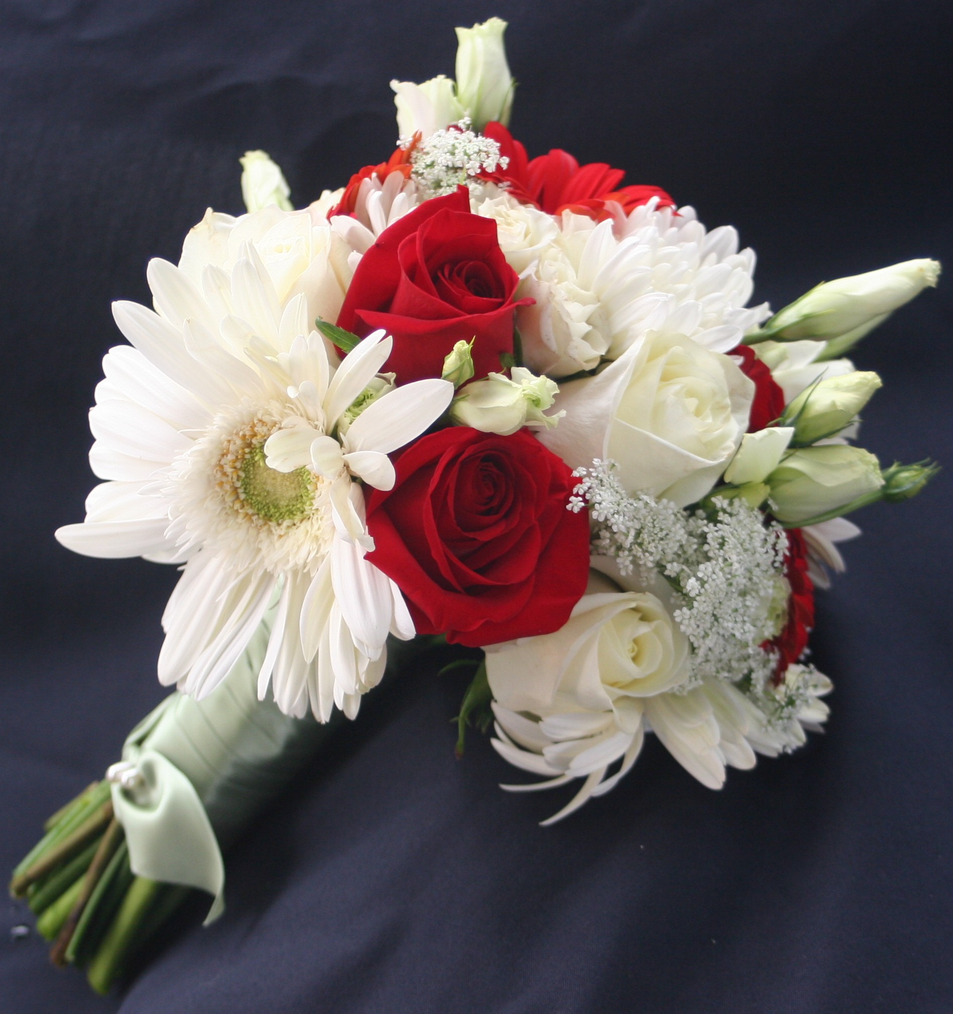 ورد أحمر وابيض حب رومانسي زهور الزفاف الحمراء والبيضاء صور ورد